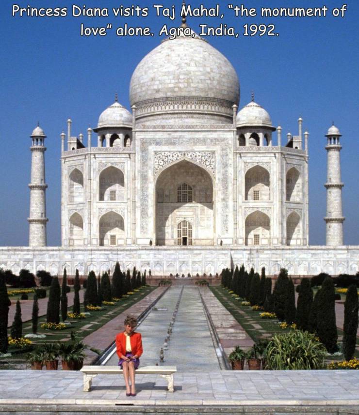 fantastic photos - taj mahal - Princess Diana visits Taj Mahal, "the monument of love" alone. Agra, India, 1992.