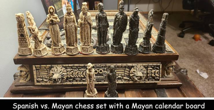 funny photos - cool pics - chess - Rosa Doc Spanish vs. Mayan chess set with a Mayan calendar board