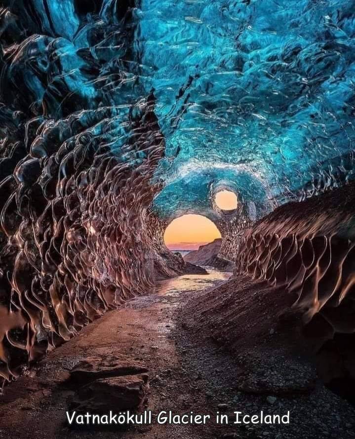 funny photos - cool pics - vatnajökull tunnel - Vatnakkull Glacier in Iceland
