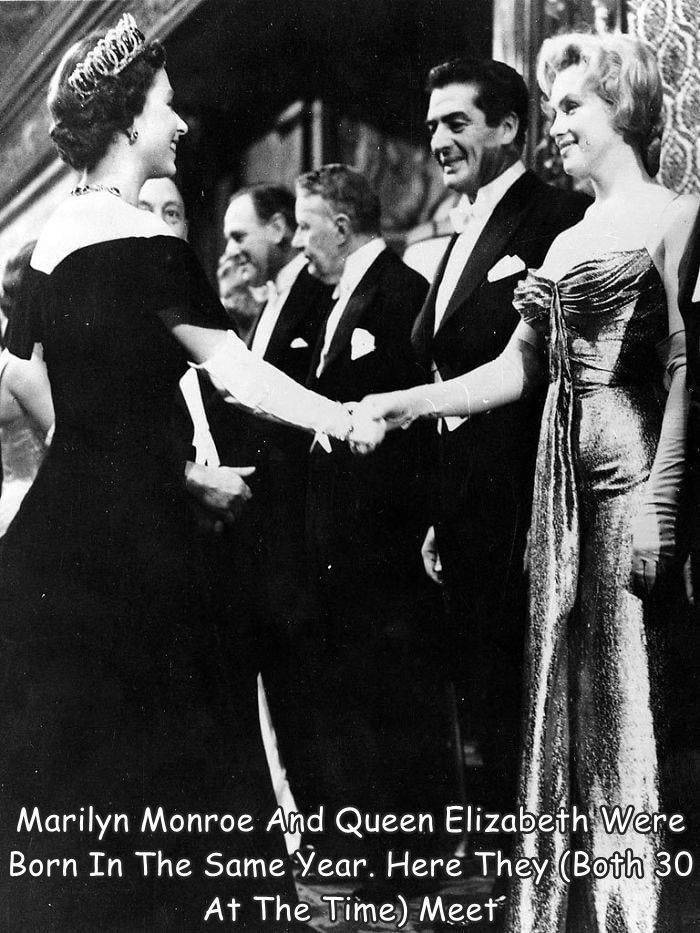 fun randoms - funny photos - marilyn monroe meets queen elizabeth - Marilyn Monroe And Queen Elizabeth Were Born In The Same Year. Here They Both 30 At The Time Meet