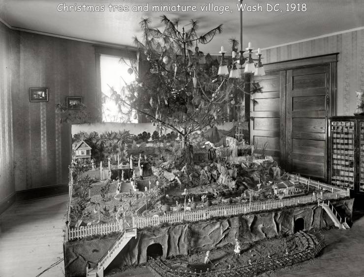 fun randoms - ugly christmas tree - Christmas tree and miniature village, Wash Dc, 1918 Pap Elit