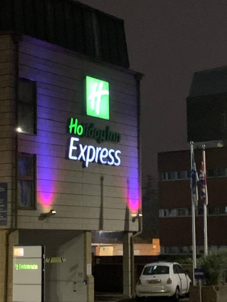 night - Hoteles Express Entrance