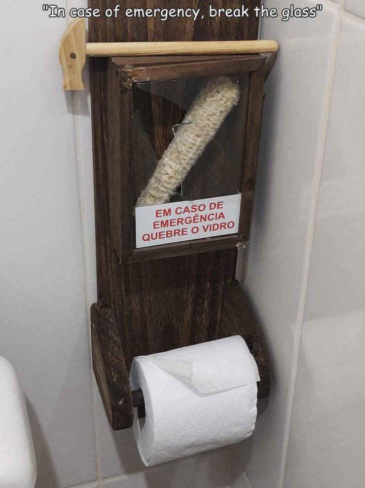 fun pics - toilet paper - "In case of emergency, break the glass Em Caso De Emergncia Quebre O Vidro