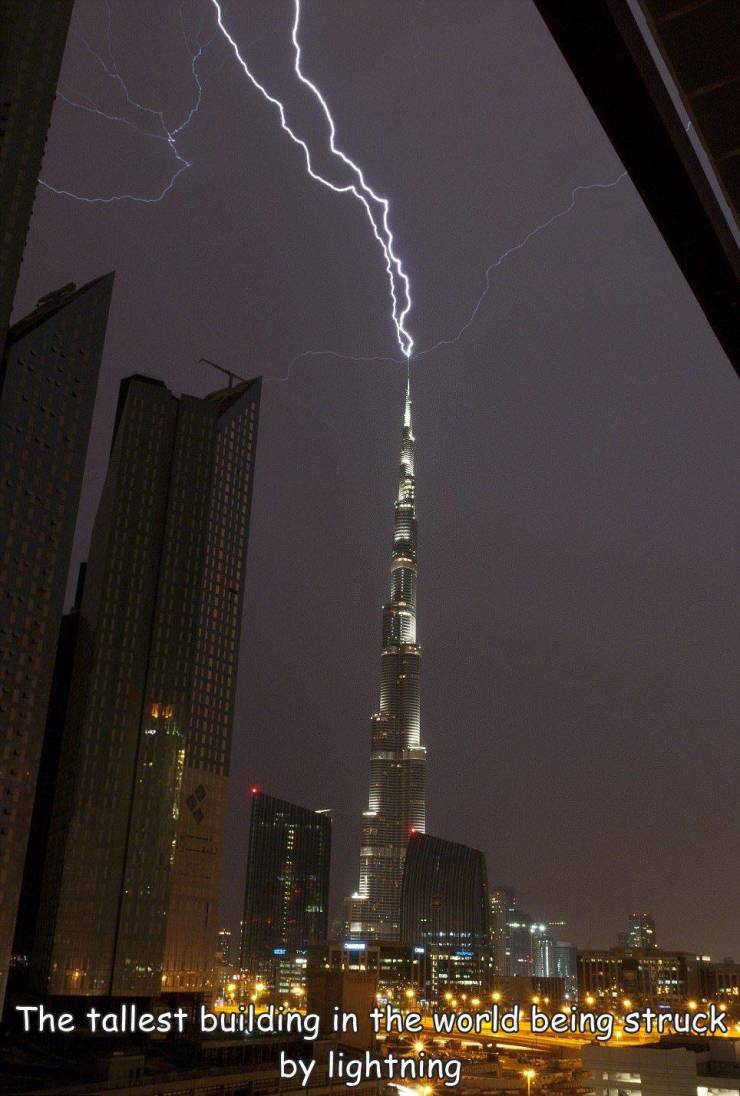 fun randoms - building being struck by lightning - ! The tallest building in the world being struck by lightning