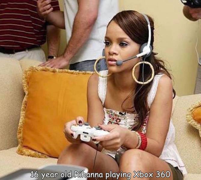 fun randoms - rihanna gaming - O 16 year old Rihanna playing Xbox 360