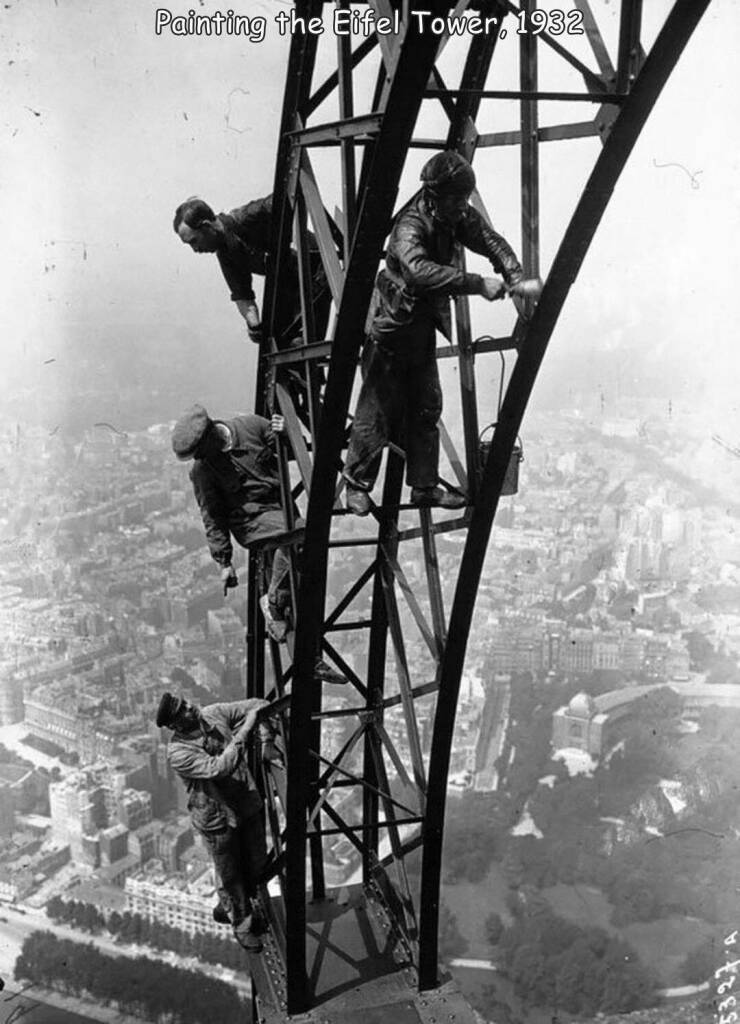 fun randoms - funny photos - painting the eiffel tower 1932 - Painting the Eifel Tower 1932