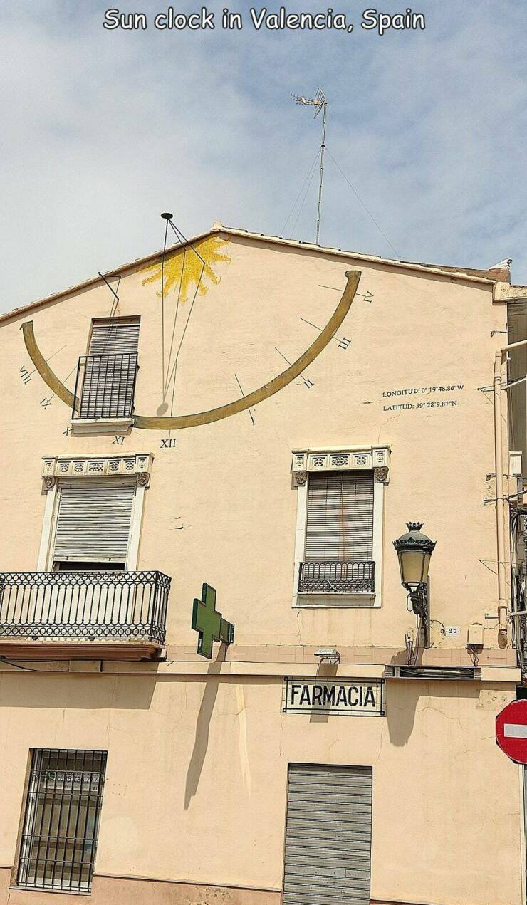 fun randoms - funny photos - architecture - Sun clock in Valencia, Spain Longitude Of 1928.86" Latitud 39 28'9.87"N Xit Farmacia