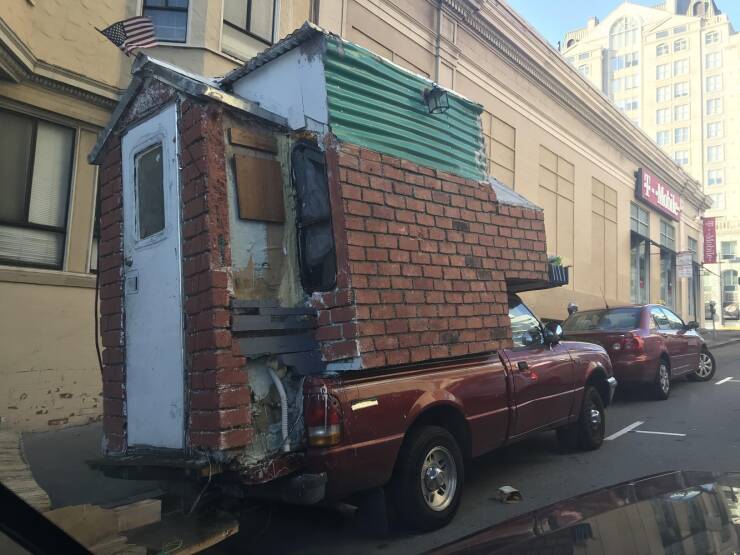 fun randoms - funny photos - truck with house on back - Mobile