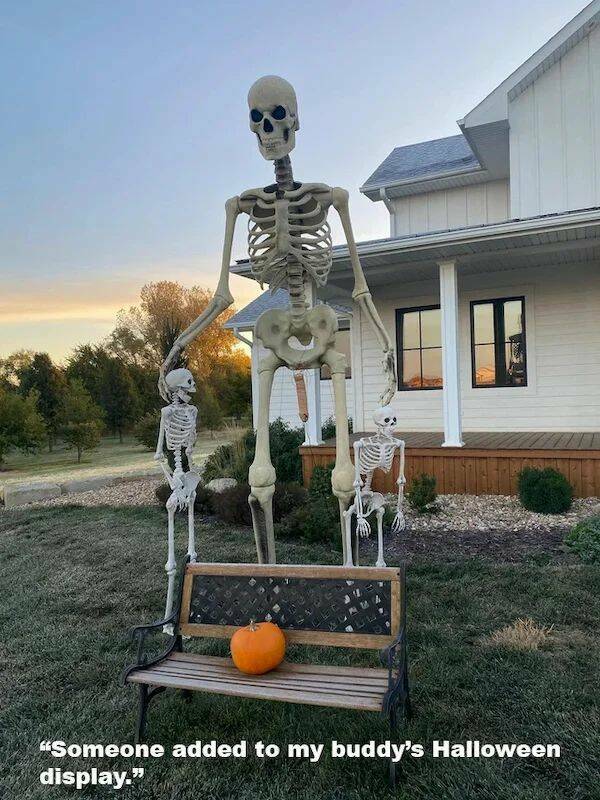 daily dose of random pics - statue - Co "Someone added to my buddy's Halloween display."