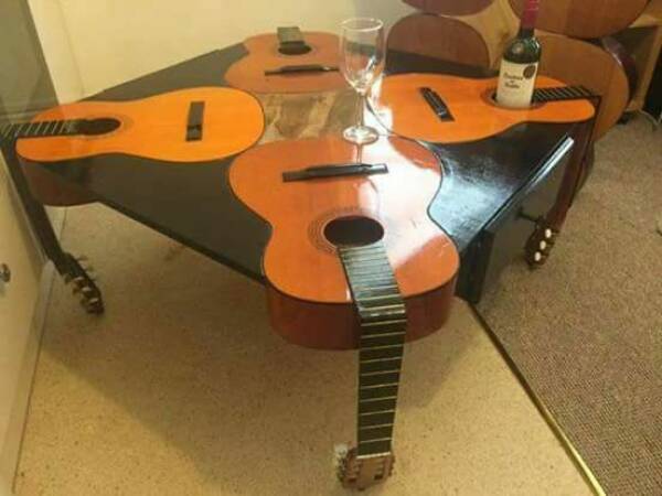 daily dose - guitar coffee table - L