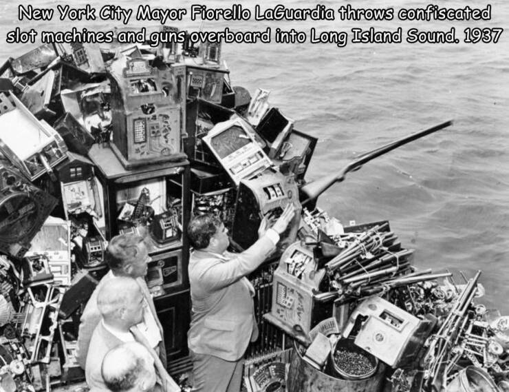 cool random photos - monochrome photography - New York City Mayor Fiorello LaGuardia throws confiscated slot machines and guns overboard into Long Island Sound. 1937 Masina Briev Fent 2000 Ww