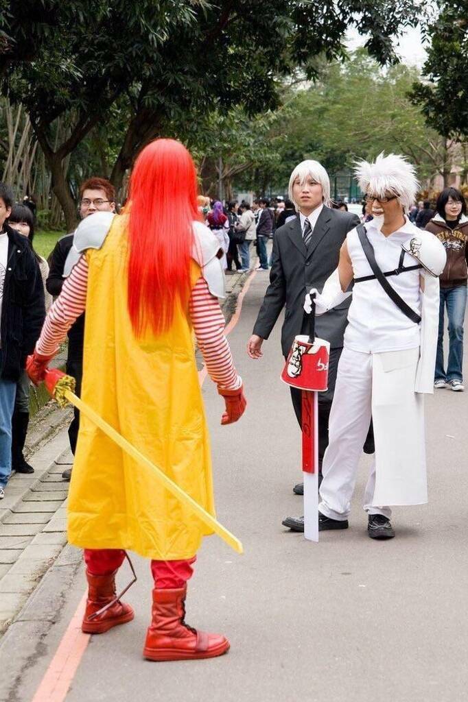 cool random photos - ronald mcdonald vs colonel sanders