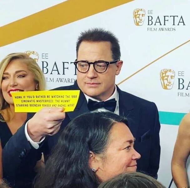 funny memes and pics - bafta scotland - Ee Bafte Lm Award Honk If You D Rather Be Watching The 1999 Cinematic Masterpiece The Mummy Starring Brendan Frases And Rachel Weisz Ee Bafta Film Awards Ee Be Film