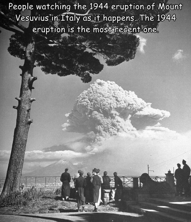 cool random pics - vesuvius eruption 1944 - People watching the 1944 eruption of Mount Vesuvius in Italy as it happens...The 1944 eruption is the most recent one. Txd Srf