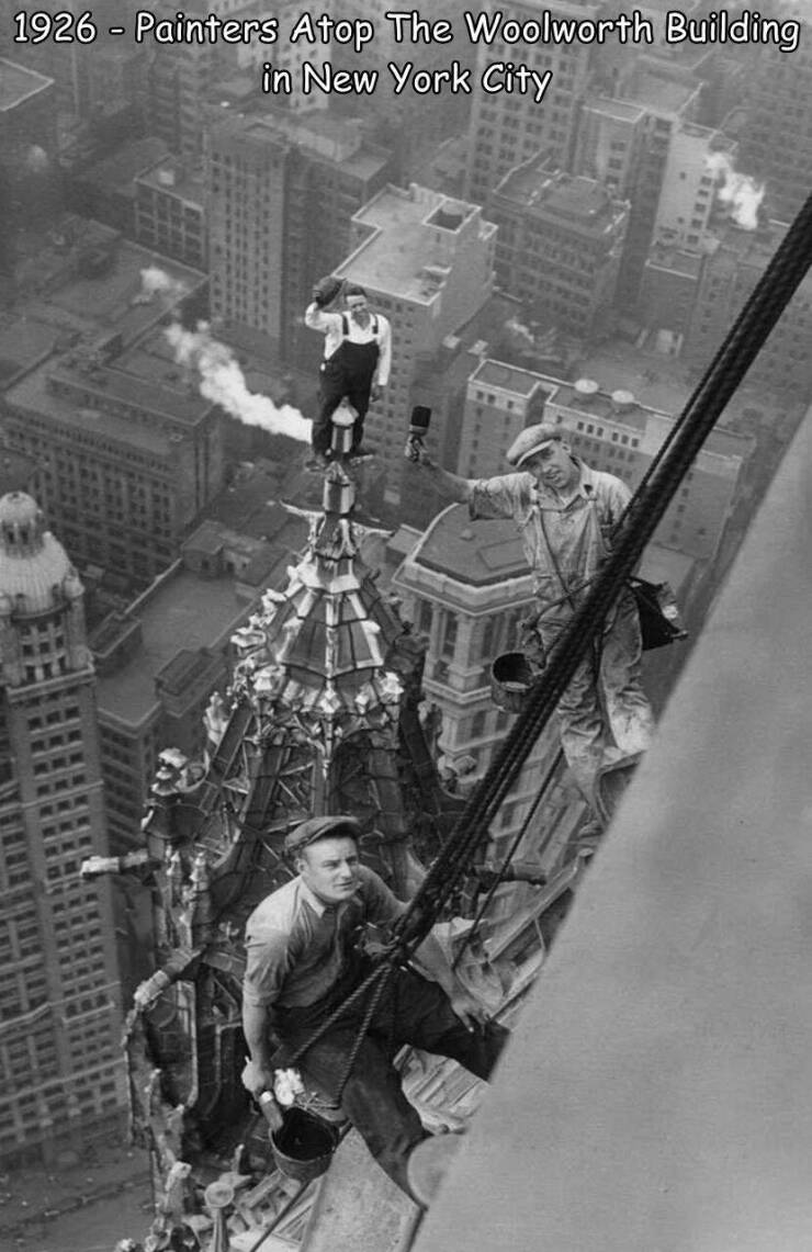 cool random pics - the woolworth building - 1926 Painters Atop The Woolworth Building in New York City 1318