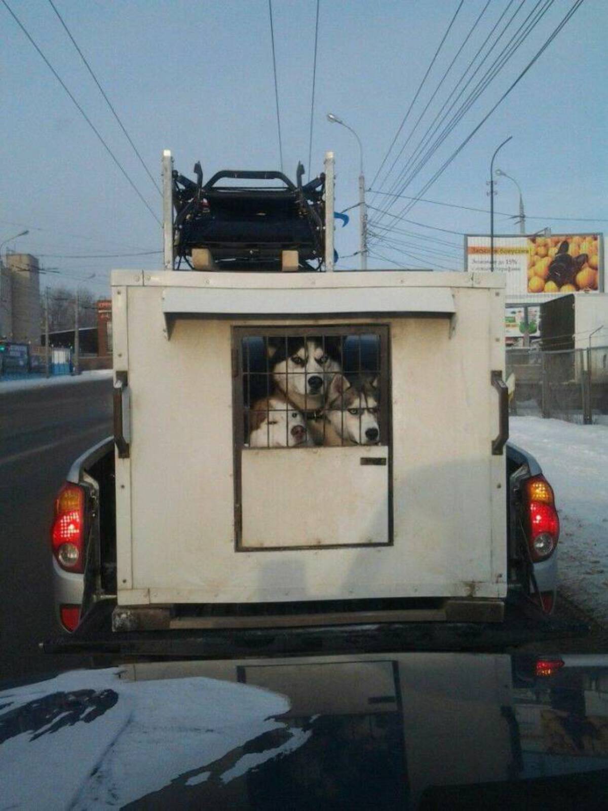 Жду машину. Жду в машине прикол. Аварийная машина юмор фото. Машина для Ивана прикол. Ждем машину с курицей приколы.