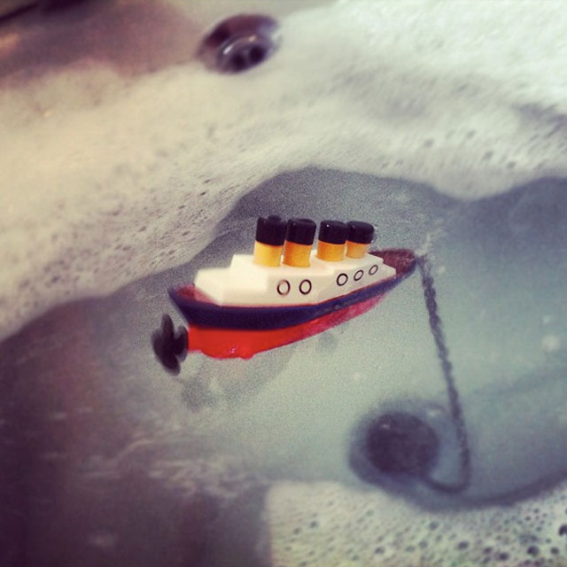 creative product titanic ship bath toy