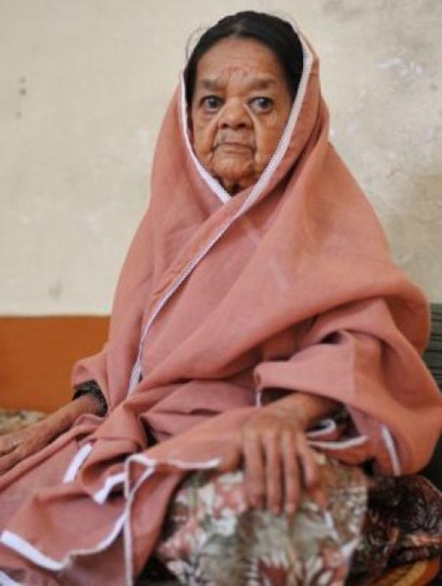Лилипутка показывает. Зинат би Бхопал из Индии. Самый старый карлик в мире. Самая маленькая бабушка в мире.