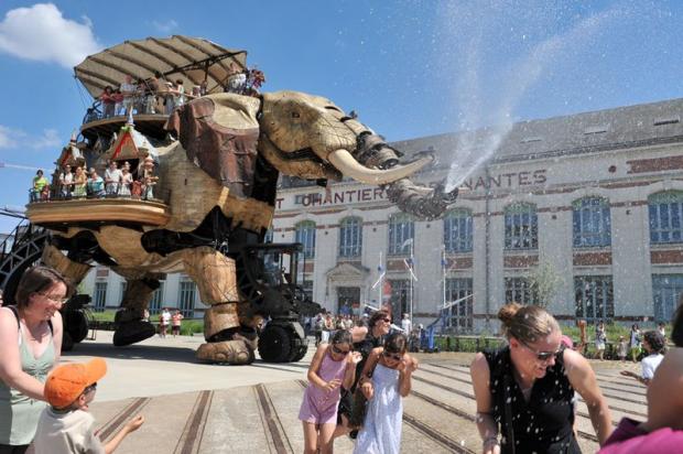 Giant animals stalk French theme park