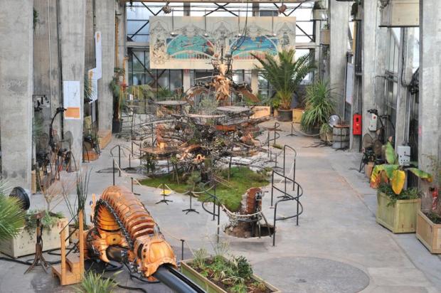 Giant animals stalk French theme park