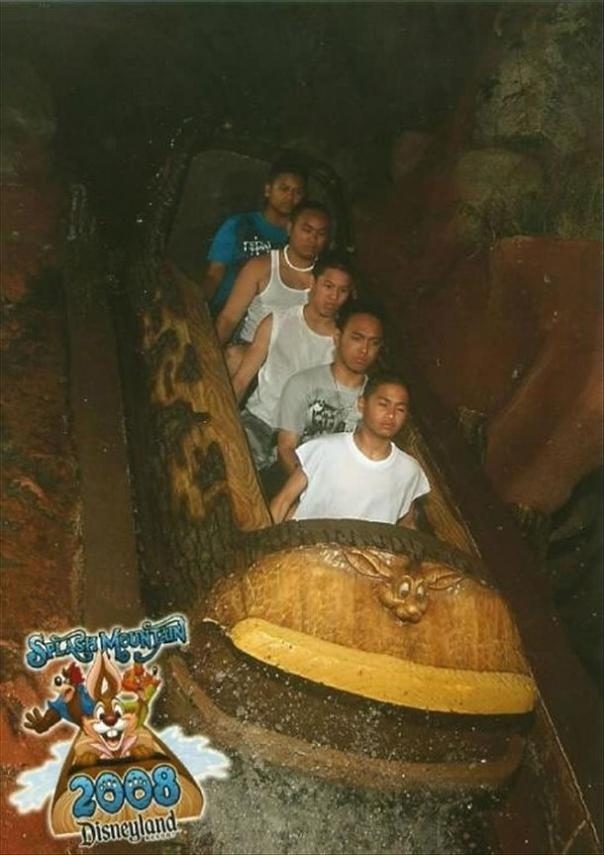 19 Hilarious Pictures Of People Posing On Splash Mountain - Gallery