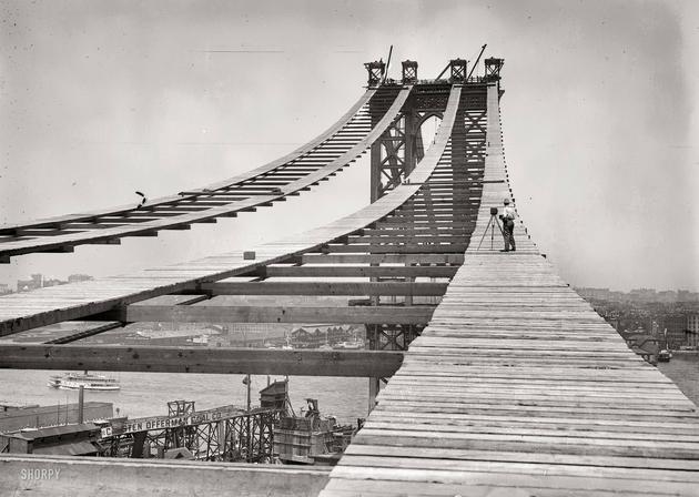 Construction of the Manhattan Bridge in 1908.