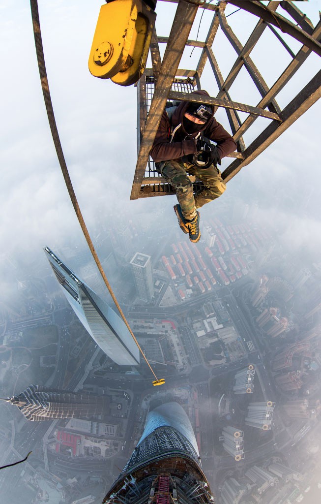 climbing shanghai tower - Deo