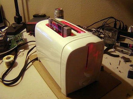 This toaster was modified to play real Nintendo games!!!!! So cool! 
