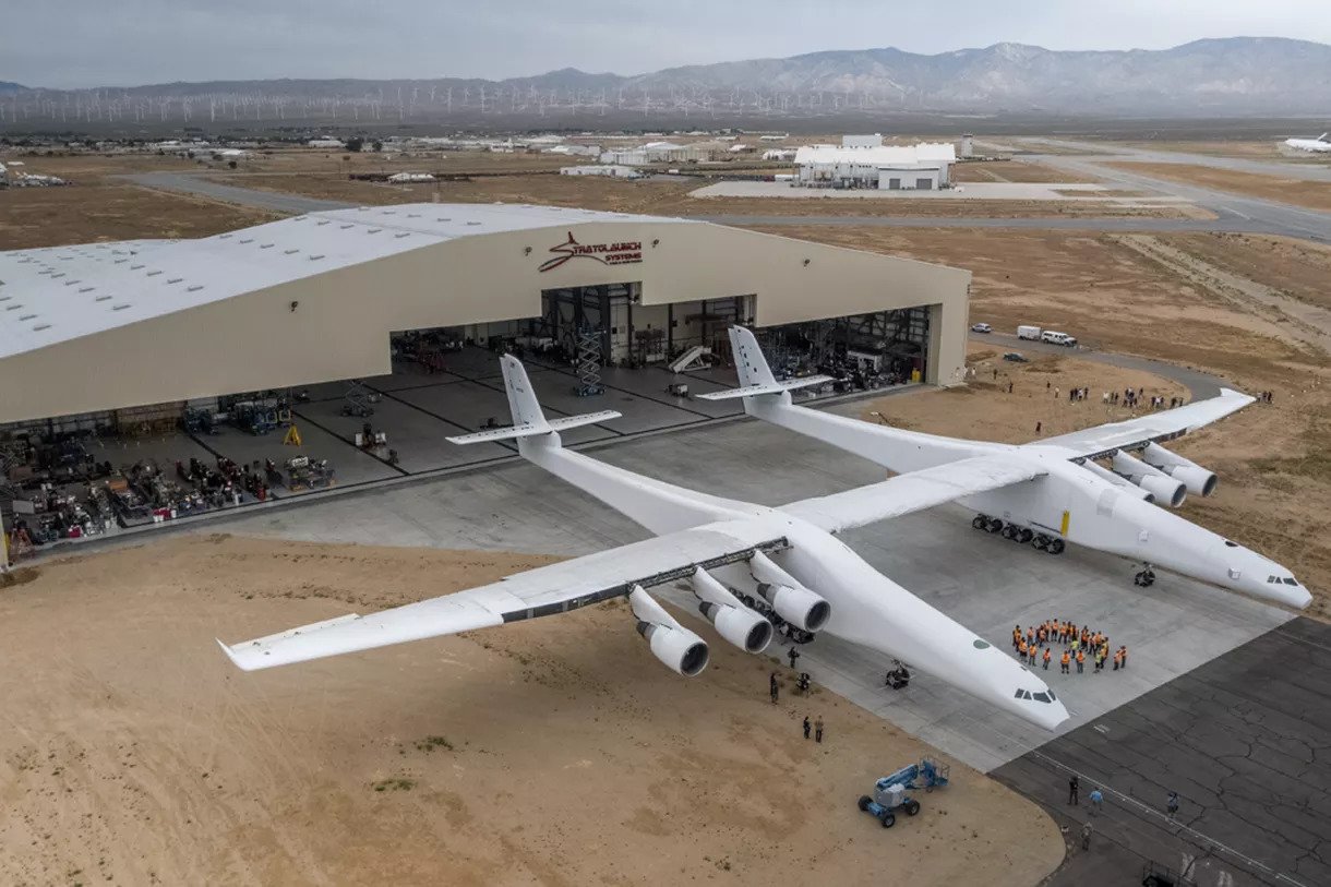 Stratolaunch, the 500,000 pound twin fuselage, 6 jet engines, with 385 foot wingspan lifted off. https://www.youtube.com/watch?v=Hku8TH9NKfw