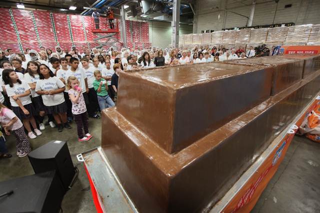 Largest chocolate bar 3 feet high 21 feet long 12,290 pounds