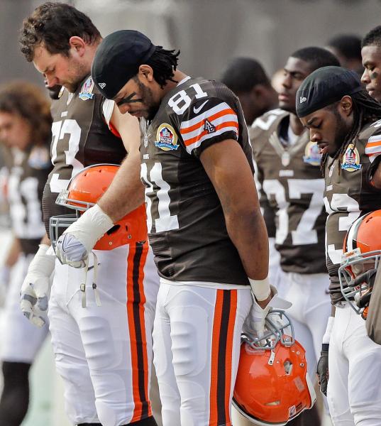 Cleveland Browns offensive tackle Joe Thomas, left, tight end Alex Smith 81, and running back Trent Richardson 33 join their teammates in a moment of silence