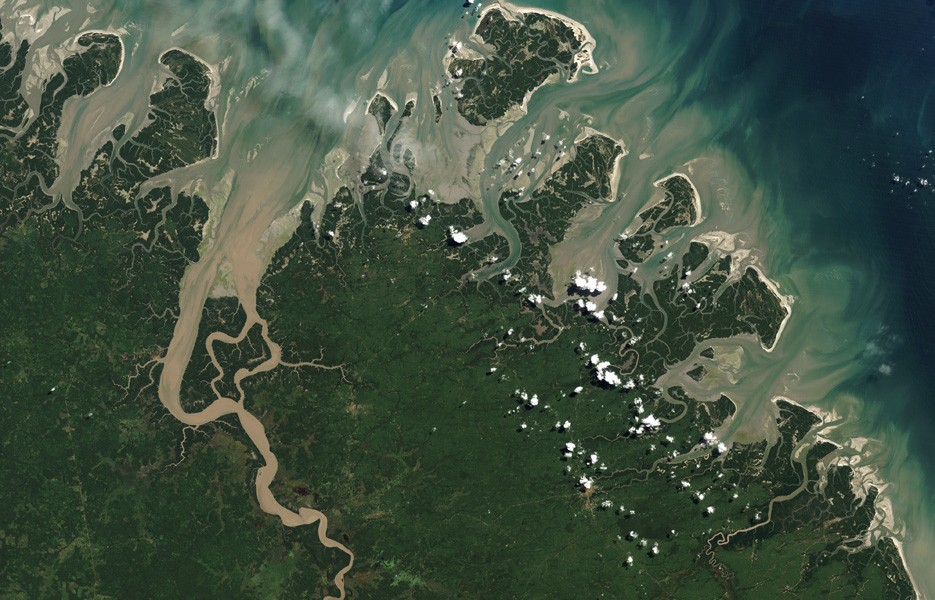NASA's Landsat 5 satellite captured this lush image of barrier islands along the northeast coast of Brazil.