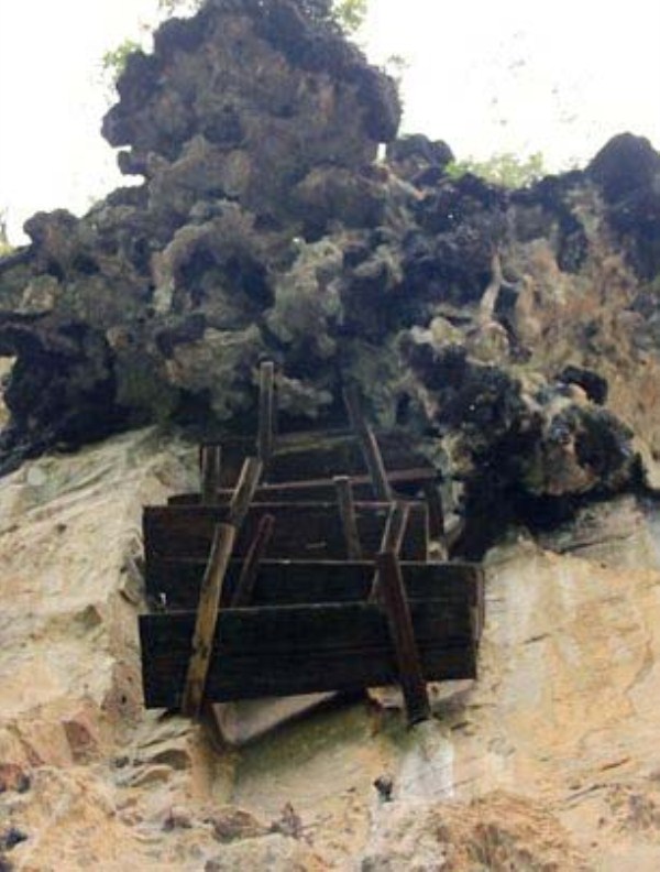 Mysterious Hanging Coffins in China