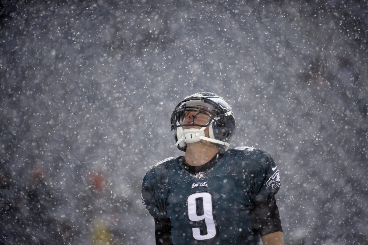 Eagles quarterback Nick Foles looks to the sky.