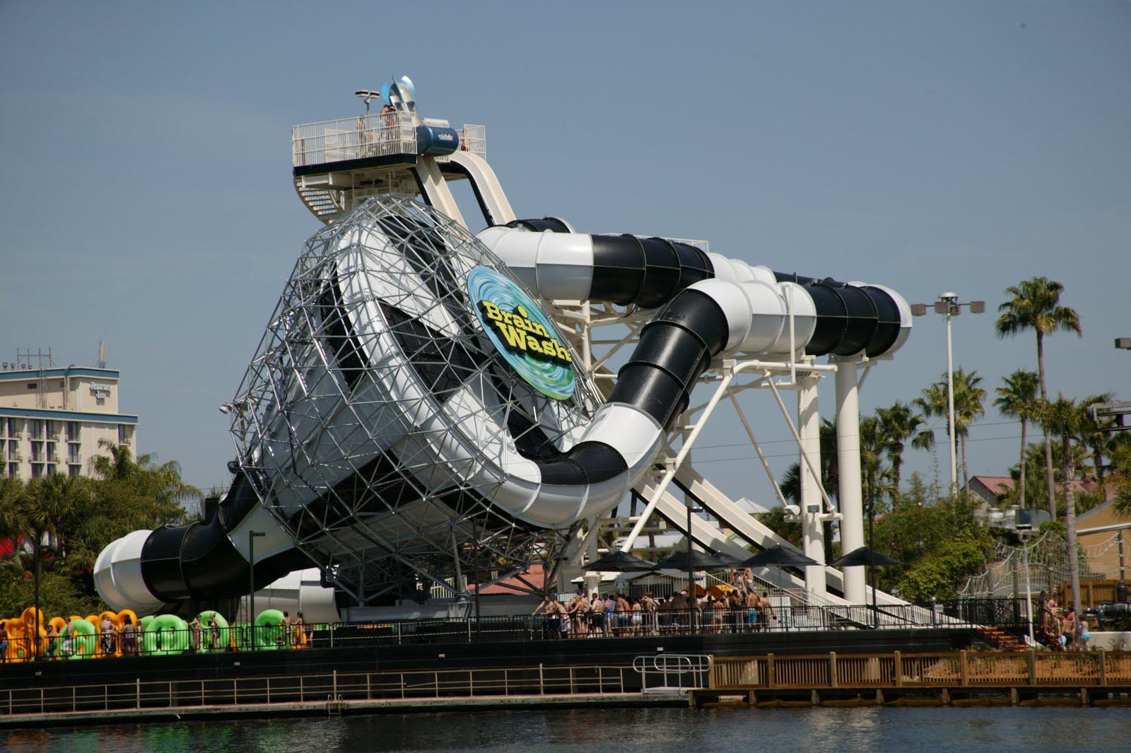 Большое развлечение. Wet n Wild Orlando аквапарк. INSANO водная горка. Самый большой в мире аквапарк в США. Самые крутые горки в аквапарке.