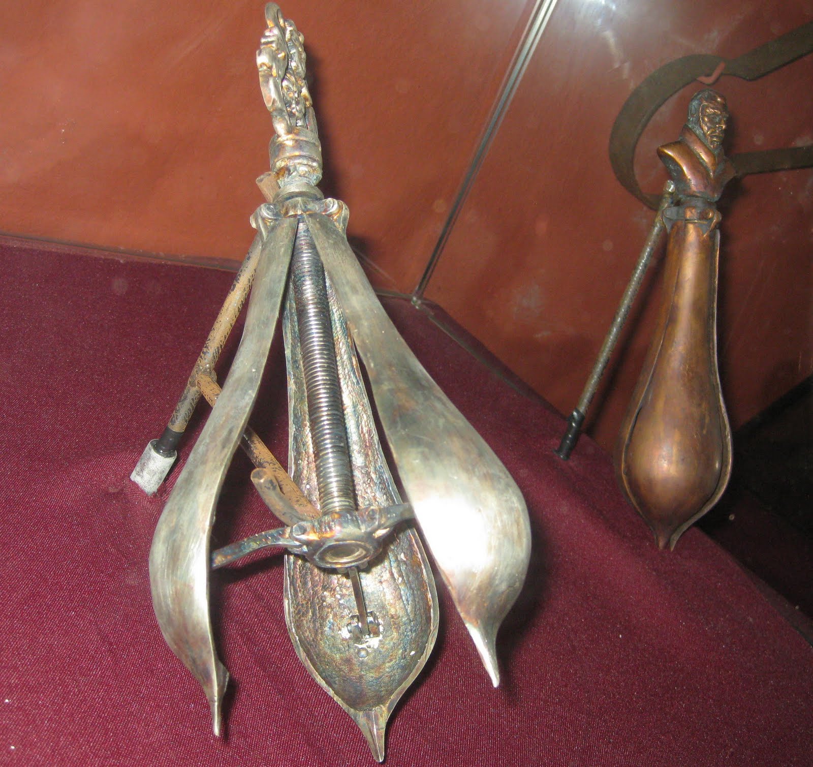 The Pear of Anguish - A pear-shaped instrument was inserted into one of the victim's orifices: the vagina for women, the anus for homosexuals and the mouth for liars and blasphemers.The instrument consisted of four leaves that slowly separated from each other as the torturer turned the screw at the top. It was the torturer's decision to simply tear the skin or expand the "pear" to its maximum and mutilate the victim.