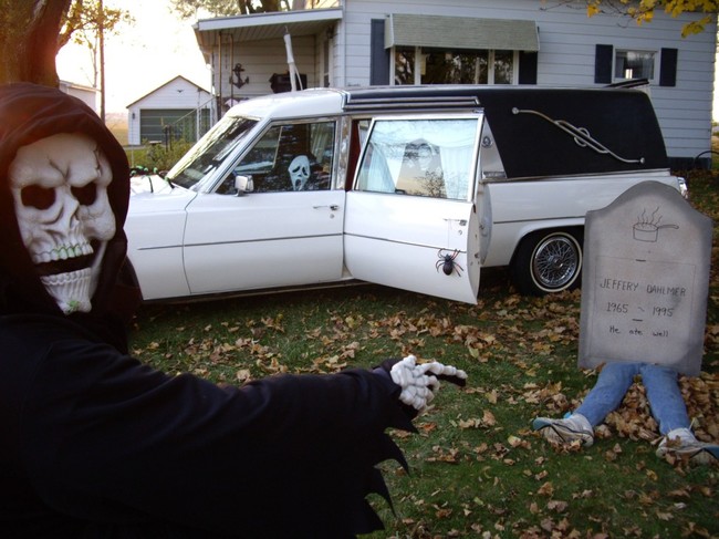 28 Halloween Decorations That Nailed It