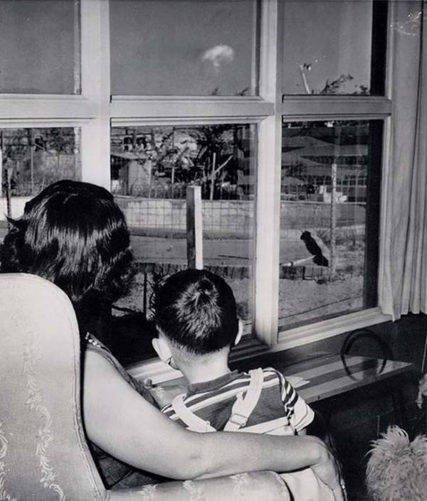 A mother and her child in Las Vegas watching the nuclear testing just 75km away...