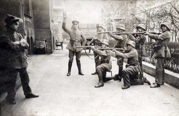 German soldiers of war execute a communist in Munich, 1919.