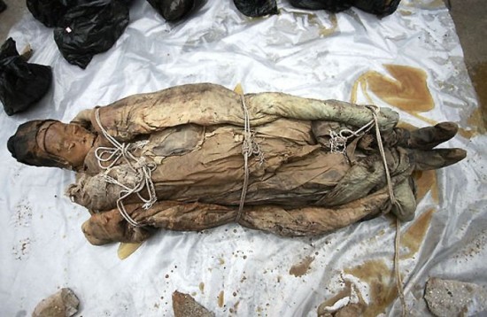 The female mummy was found wearing rare fabrics among the Ming Dynasty elite. The archaeologist also found ceramics,ancient writings and other relics.