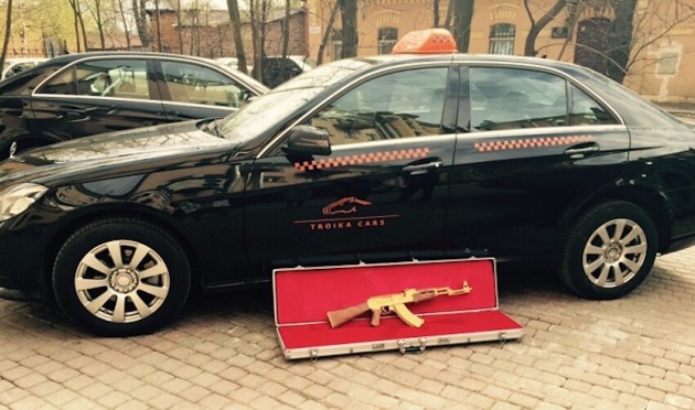 A cab company from St. Petersburg is in search of a customer who has lost a gold AK-47 in a special slim case that was left behind in one of the company’s cabs this week.