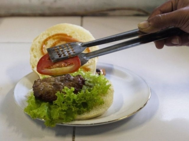 Looks like a burger with a terribly small meat patty. Turns out that this is in fact cobra meat. Many Indonesian restaurants sell ample supplies of cobra meat, with prices of about 1 per portion.