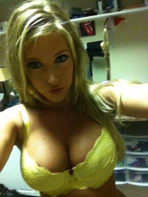 21 Sexy Selfies That Will Give You A Stiff One!