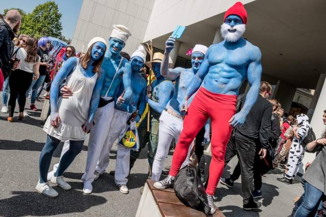 Cool picture of some ripped smurfs for Monday mornings.