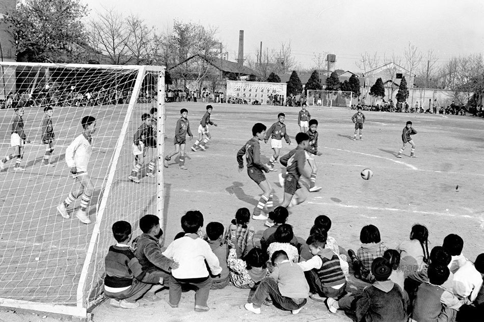 Students playing a soccer game in Wuhan, Hubei province, China in 1980. China has had space issues for what seems like forever, and this is no different. The field has no room for stands, leaving children dangerously close to watch the game.