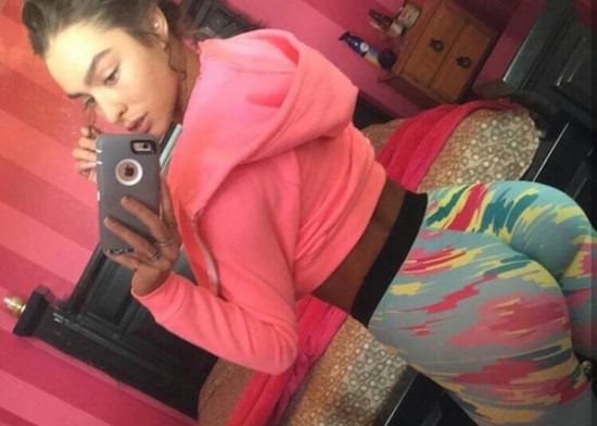 21 Sexy Selfies For Your Viewing Pleasure