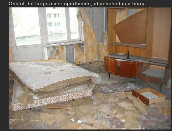 Chernobyl pic of pripyat apartamento interior - One of the largernicer apartments, abandoned in a hurry
