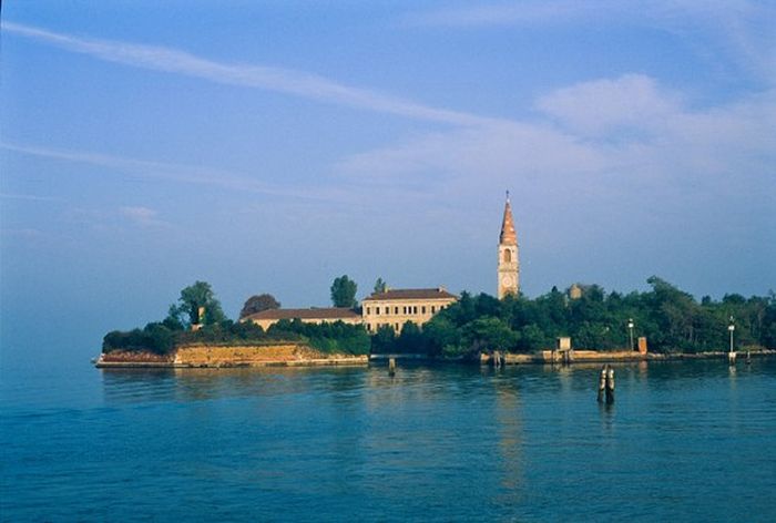 There were many wars on Poveglia, as many barbarians still wanted the people who fled there. In many cases the Poveglians won these wars, but in 1379 Venice came under attack from the Genoan fleet the people of Poveglia were moved to the Giudecca, and the Venetian government built on the island a permanent fortification, called "the Octagon," still visible today