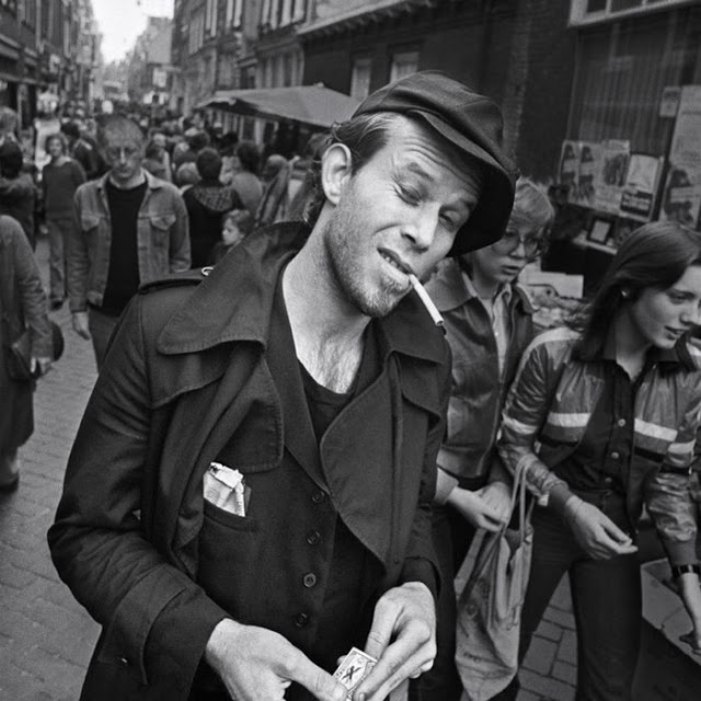 Tom Waits on a crowded street 1976
