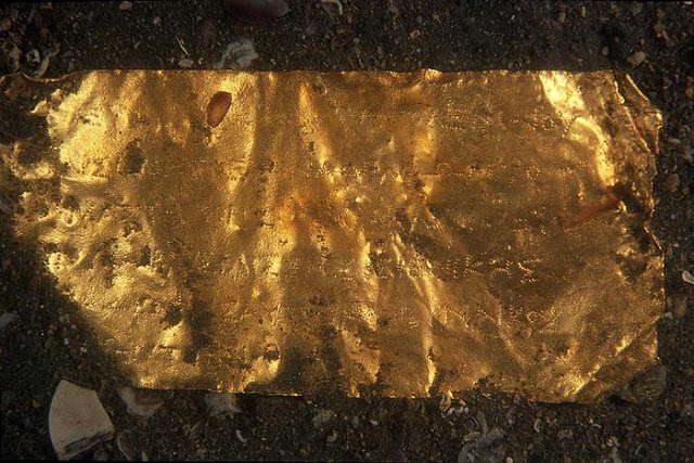 This gold object 11 x 5 cm was found during the preliminary exploration of the southern sector of Heracleion. It is engraved with a Greek text of five and a half lines. It is an example of a plaque that act as a signature for foundation deposits in the name of the king, Ptolemy III 246222 BC, responsible for building.